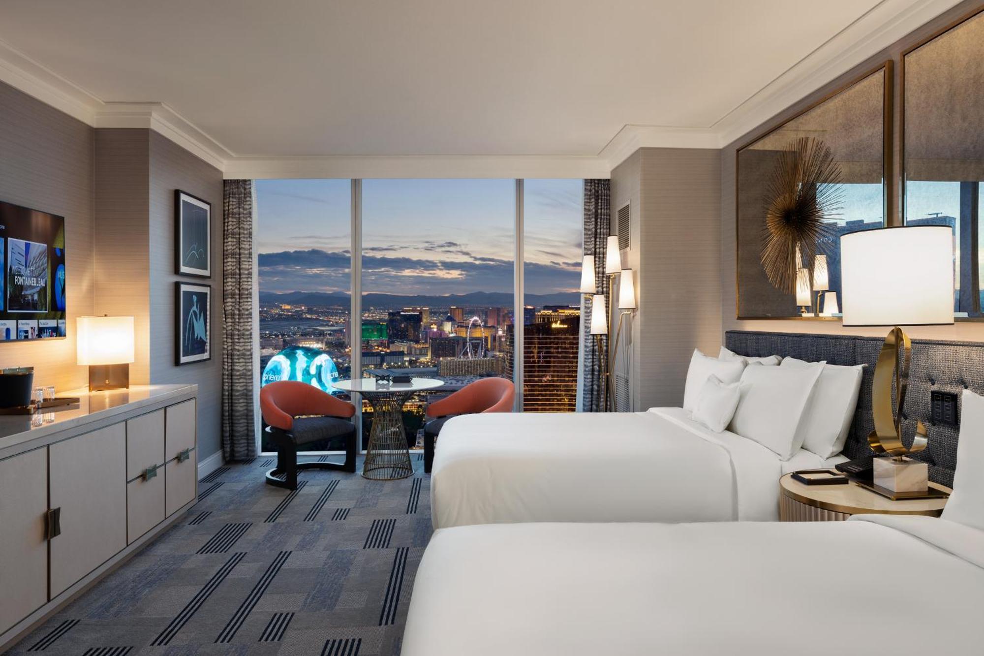 Fontainebleau Las Vegas Esterno foto A guest room at the Hilton Grand Vacations at Resorts