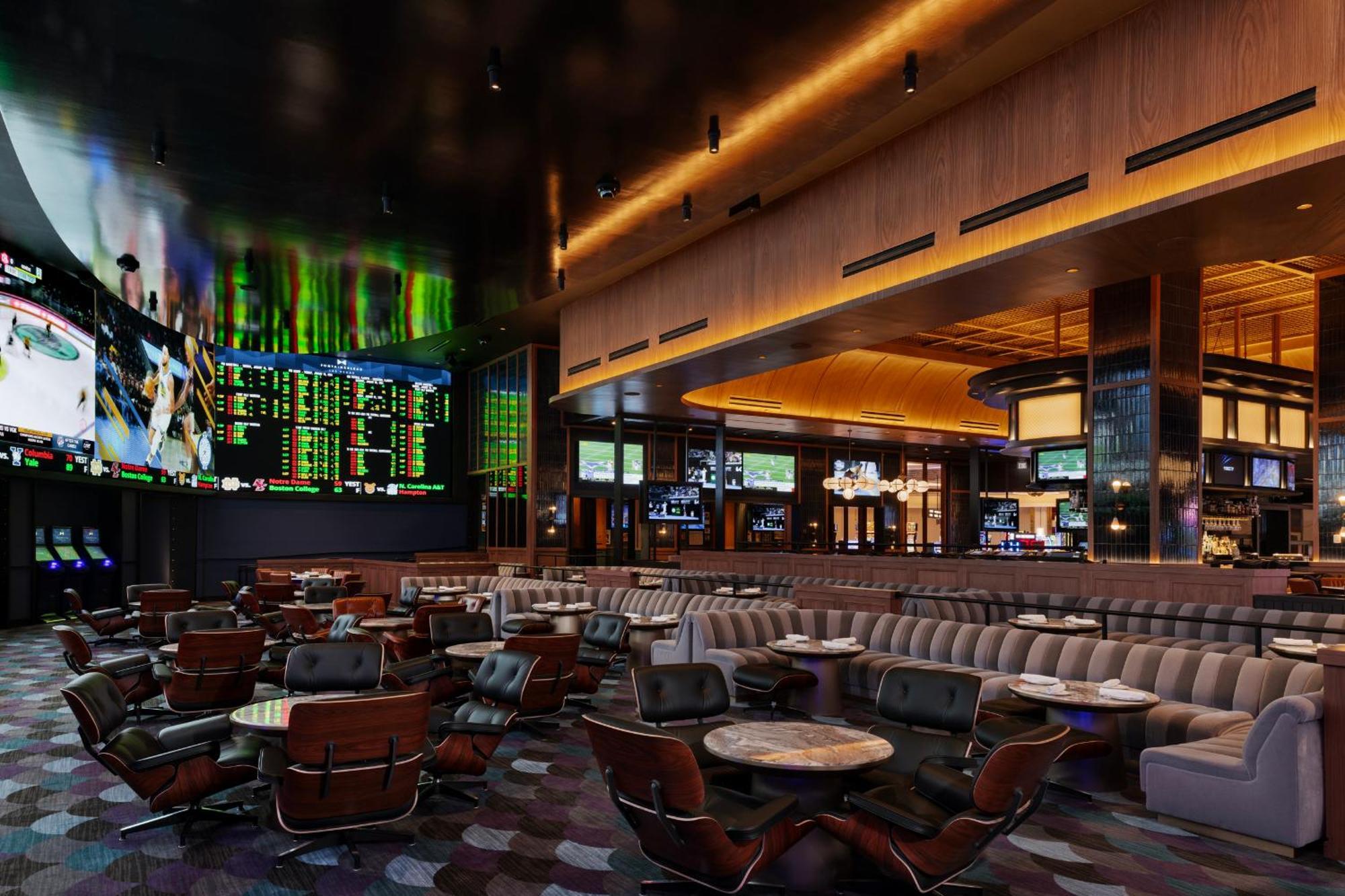 Fontainebleau Las Vegas Esterno foto The interior of a typical sports bar