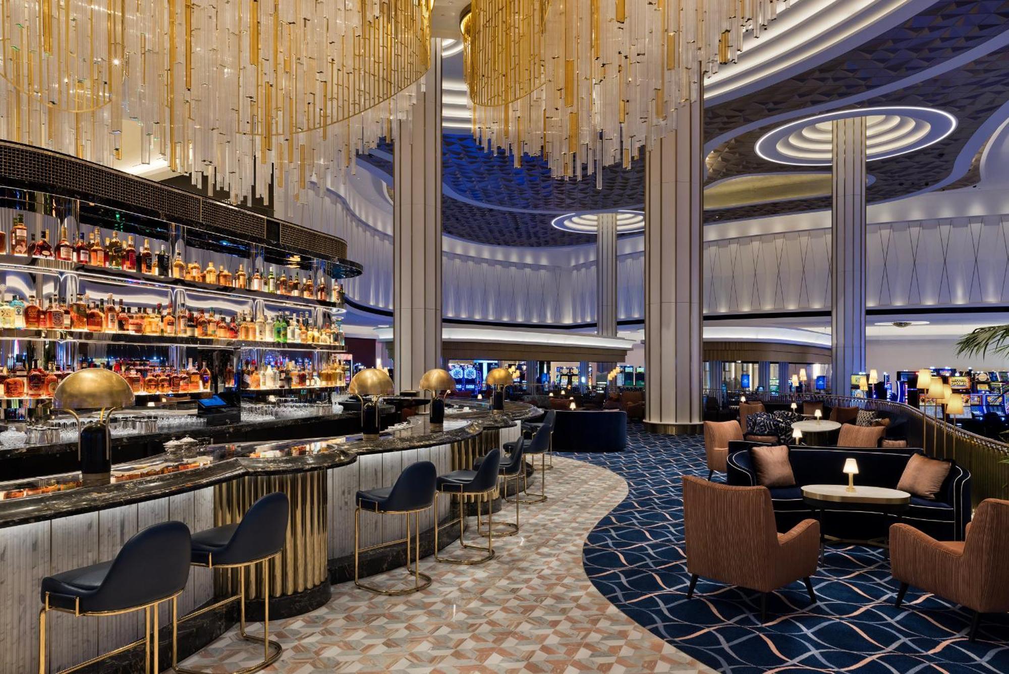 Fontainebleau Las Vegas Esterno foto The bar at the Crown Hotel