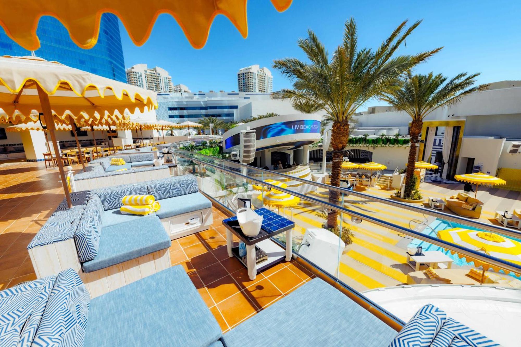 Fontainebleau Las Vegas Esterno foto The pool at the Hard Rock Hotel